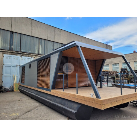 Hausbot motorový 15x4,2m  